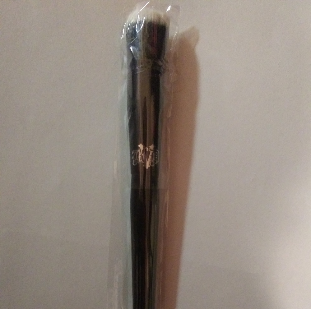 Bnib Kat Von D powder brush